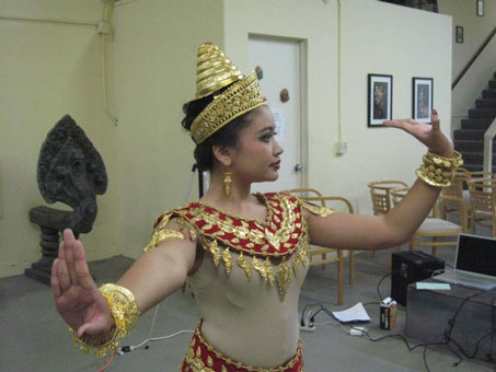 Prumsodun's youngest sister, Khannia, dressed as Peavanea Voleak from his original work, "Robam Teveateasei."
