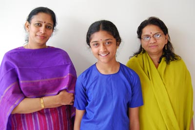 Master artist Anuradha Sridhar (left), apprentice Sruti Sarathy (middle),  and her mother Vatsala Sarathy.
