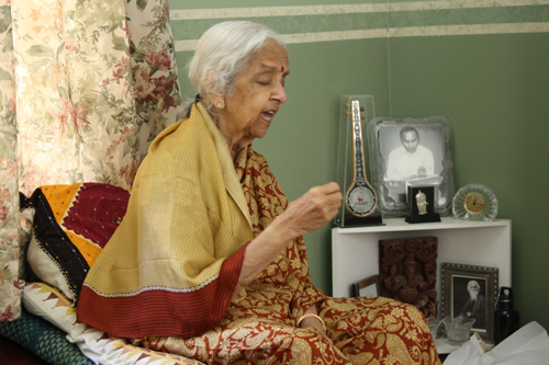 Master artist Lakshmi Shankar singing during the lesson with her apprentice Dayita Datta.